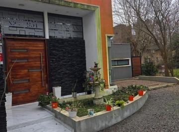 Casa · 250m² · 5 Ambientes · 2 Cocheras · Casa en Alquiler en Parque Las Naciones