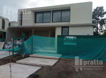 Casa · 302m² · 8 Ambientes · Casa Al Agua en Laguna Grande a La Venta