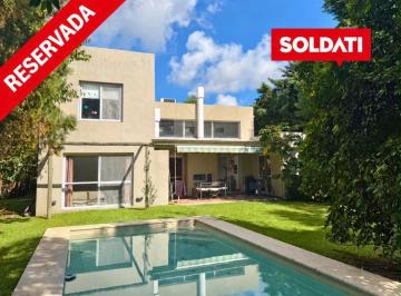 Casa · 257m² · 7 Ambientes · 1 Cochera · Apto Crédito, Muy Luminosa, 6 Cuartos, Play y Escritorio. Piscina. Jardin