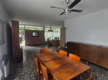 Casa · 215m² · 6 Ambientes · 2 Cocheras · Casa en Cerro de Las Rosas
