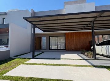 Frente · Duplex de Categoria en Prados de Manantiales
