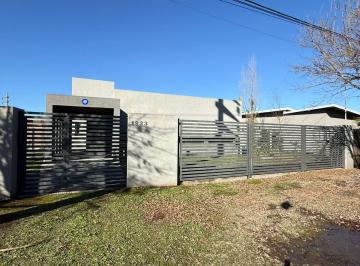 Casa de 5 ambientes, Roldán · Alquiler Impecable Casa 3 Dorm., 2 Baños, Piscina y Galería con Parrillero - Punta Chacra