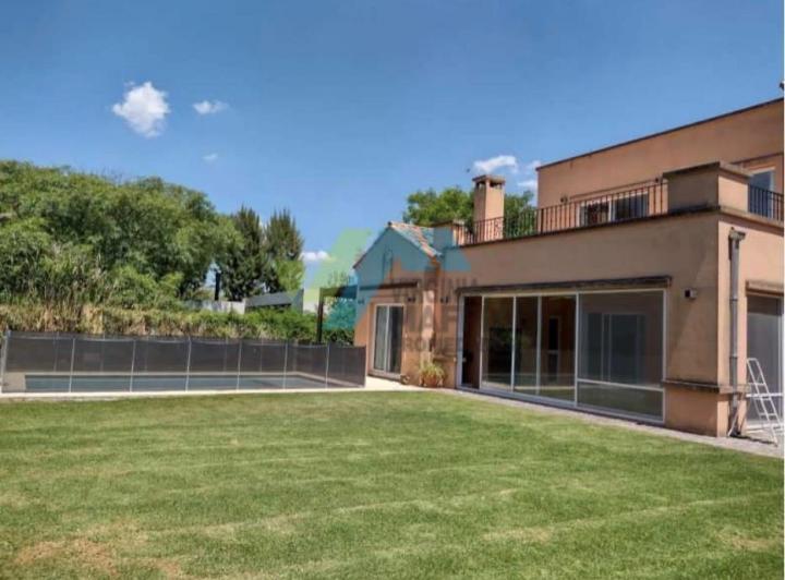 Casa · 350m² · 6 Ambientes