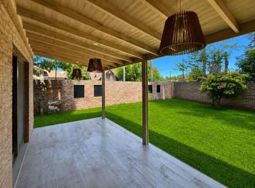 Casa · 151m² · 4 Ambientes · 1 Cochera · Venta Casa 4 Amb en La Blanqueada C Patio Garage
