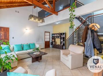 Casa · 207m² · 5 Ambientes · 1 Cochera · Venta Casa 5 Ambientes, 3 Dorm., Quincho, Pileta, Fondo, Parrilla en El Centro de Escobar