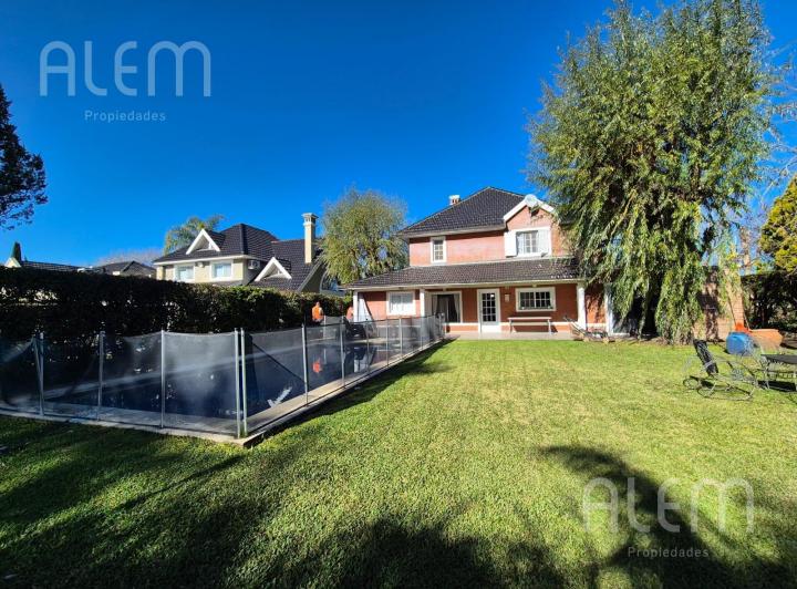 Casa · 220m² · 6 Ambientes