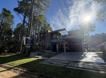 DEI-DEI-2117_2 · Casa 5 Dorm. con Pileta en Venta en Pinamar Zona Norte