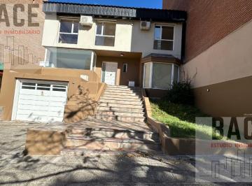 Casa · 204m² · 8 Ambientes · 3 Cocheras · Casa en Neuquen