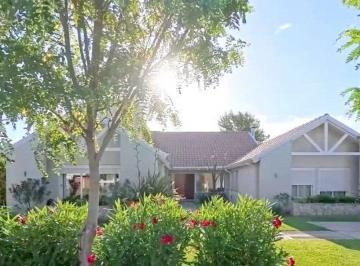 Casa Venta 914m² de 5 ambientes · Impecable Chalet - Bosque Alto