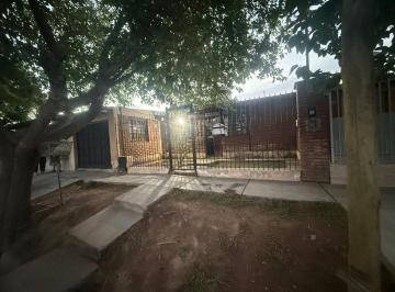 Casa · 120m² · 4 Ambientes · 1 Cochera · Casa Tres Dorm. en Venta Gllen Jardin Cocher