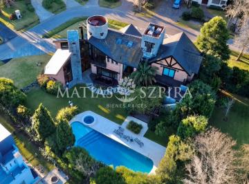 Casa · 463m² · 5 Ambientes · 2 Cocheras · Casa en Venta en Campos de Álvarez