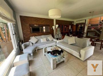 Casa · 142m² · 5 Ambientes · Casa en Venta - 3 Dorm. 2 Baños - 700 m - Berazategui