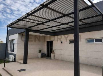Casa · 150m² · 3 Ambientes · 2 Cocheras · Oportunidad Única - Casa Moderna con Pileta - Usd 90.000