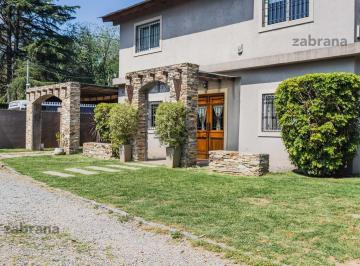 Casa · 269m² · 3 Dormitorios · 2 Cocheras · Venta Casa en Benavidez - Quincho - Pileta - Parque