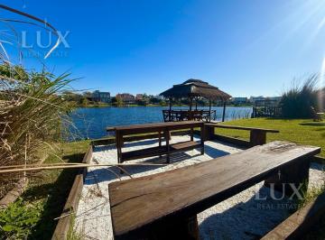 Casa · 244m² · 5 Ambientes · 2 Cocheras · Casa a La Laguna en Vistas Puertos del Lago