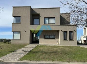Casa · 270m² · 6 Ambientes · 1 Cochera · Casa con Pileta en Dos Plantas a La Laguna - Canton
