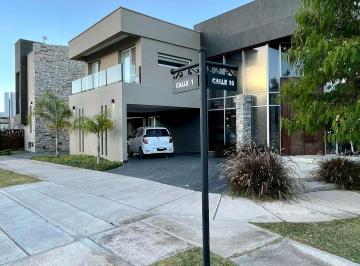 Casa · 430m² · 3 Dormitorios · 3 Cocheras · Casa en Venta / Alquiler 430 m² Barrio La Bastilla