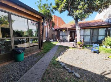Casa · 110m² · 4 Ambientes · 1 Cochera · Casa en Venta 3 Ambientes - Lanús