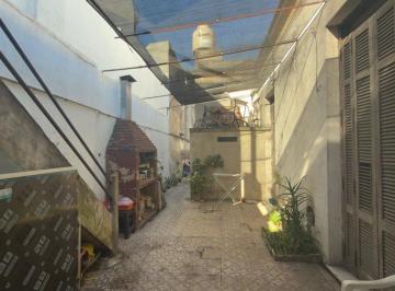 Casa · 227m² · 5 Ambientes · 1 Cochera · Casa Amplia Lote Propio - Venta / Almagro