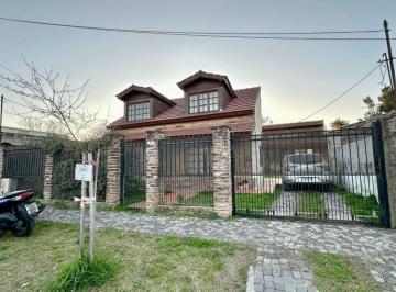 Casa · 95m² · 4 Ambientes · 2 Cocheras · Casa 4 Amb en Venta Hurlingham Lote de 384 m