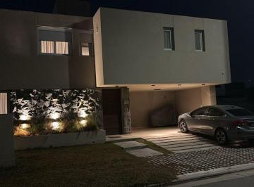 Casa · 250m² · 8 Ambientes · 2 Cocheras · Casa 4 Dorm. Solares de Manantiales