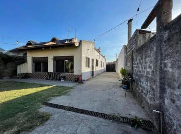 Casa · 400m² · 4 Ambientes · 3 Cocheras · Casa Venta 4amb. Gran Fondo. Quincho. Temperley!
