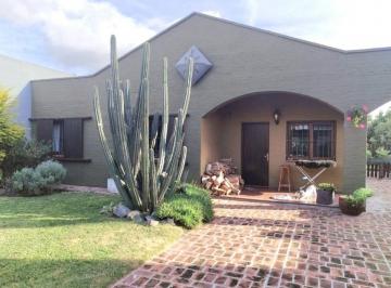Casa · 351m² · 6 Ambientes · 2 Cocheras · Venta de Casa 3 Dorm. con Piscina en Pando