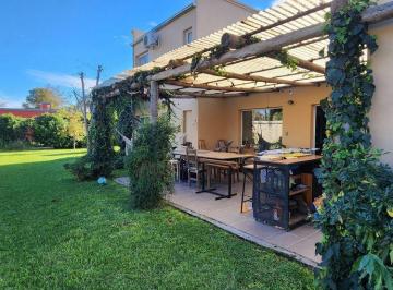 Casa · 156m² · 5 Ambientes · 1 Cochera · Venta Casa 5 Ambientes con Piscina - Apto Credito