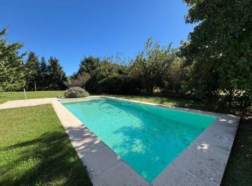 Quinta vacacional · 227m² · 4 Dormitorios · 1 Cochera · Casa en Venta en Bragado con Pileta