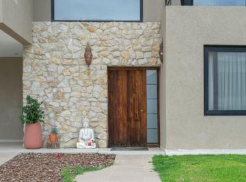 Casa · 380m² · 5 Ambientes · 1 Cochera · Casa en Venta Terralagos Ezeiza 5 Ambientes