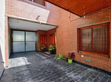 Casa · 231m² · 4 Ambientes · 3 Cocheras · Casa en Venta Tolosa 3 Dorm. Apto Banco