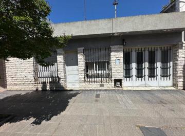 Casa · 126m² · 4 Ambientes · 2 Cocheras · Venta Casa Barrio Roca - 2 Dorm. - Garage