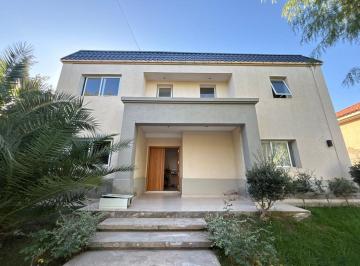 Casa · 220m² · 7 Ambientes · 1 Cochera · Casa en Alquiler en Barrio Dalvian.5 Habitaciones