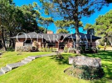 Casa · 180m² · 4 Ambientes · 1 Cochera · Casa en Venta