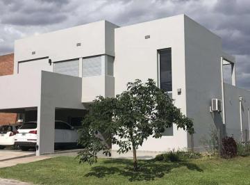 Casa · 450m² · 5 Ambientes · 2 Cocheras · Casa de 450 m² con 3 Dorm. en Venta en Alta Verde I