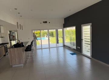 Casa · 127m² · 4 Ambientes · 2 Cocheras · Venta de Casa en Barrio Privado San Felipe - Canning