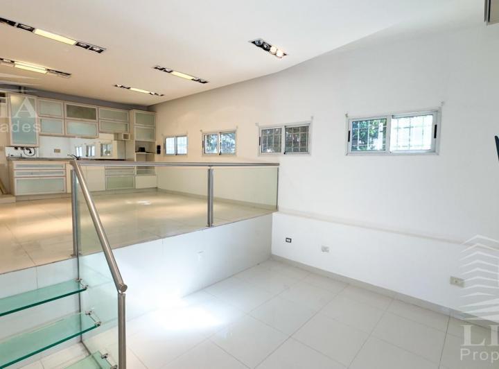 Local comercial · 145m² · 8 Ambientes