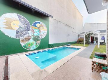 Casa · 220m² · 7 Ambientes · 2 Cocheras · Casa con Quincho y Pileta en Mataderos