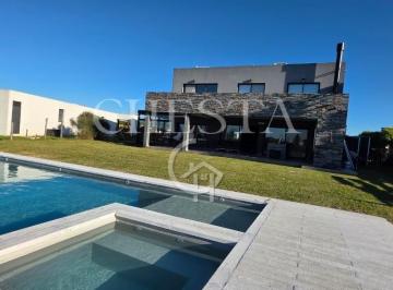 Casa · 287m² · 6 Ambientes · 4 Cocheras · Casa en Alquiler en San Sebastian, Escobar, G. B. a. Zona Norte