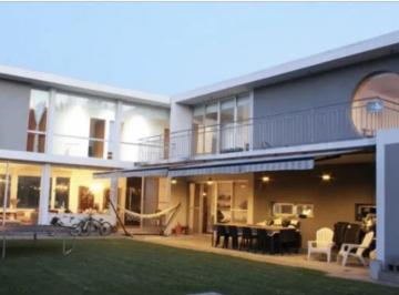 Casa · 296m² · 7 Ambientes · 2 Cocheras · Casa - San Isidro Labrador