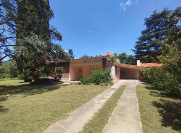 Casa · 250m² · 4 Ambientes · 2 Cocheras · Vendo Casa con Quincho Premium, Pileta y Gran Parque