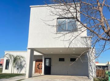 Casa · 800m² · 5 Ambientes · 4 Cocheras · Casa a La Venta en San Sebastian