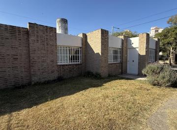 Casa · 90m² · 5 Ambientes · 1 Cochera · Alquiler Casa 2 Dorm. a m de Sanatorio Allende Cerro