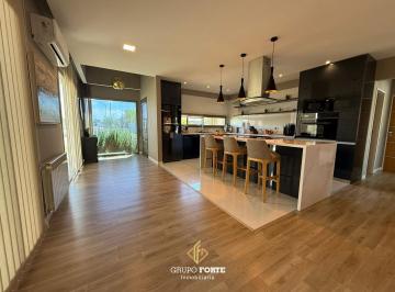 Casa · 220m² · 3 Ambientes · 4 Cocheras · Casa en Venta en Siete Soles - Parterres con Pileta