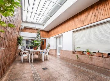 Casa · 183m² · 5 Ambientes · 1 Cochera · Venta! Casa de 4 Dorm. + Patio + Cochera!