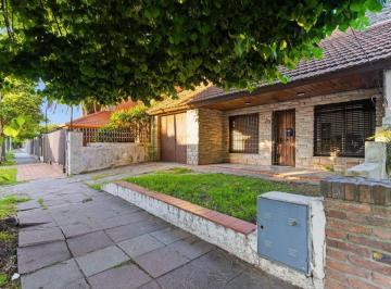 Casa · 163m² · 5 Ambientes · 1 Cochera · Venta Casa con Terreno en Adrogue