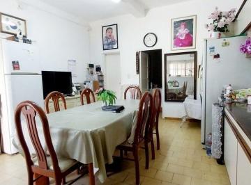 Casa · 169m² · 2 Ambientes · 1 Cochera · 2 Deptos de 2 Ambientes + 2 Locales Venta Banfield