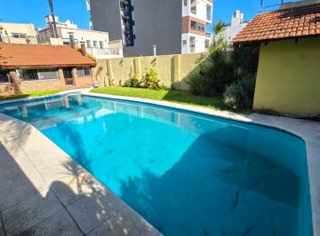 Casa · 226m² · 5 Ambientes · 2 Cocheras · Casa Venta Caseros 5 Amb con Jardin y Piscina