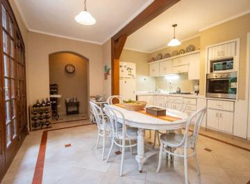 Casa · 319m² · 7 Ambientes · 1 Cochera · Casa de Categoría Sobre Av Gral Lopez