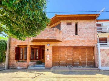 Casa · 234m² · 4 Ambientes · 2 Cocheras · Casa 4 Dorm. en Venta La Plata con Quincho